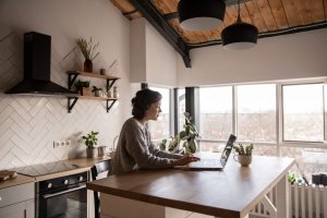 Ratgeber: Gesund leben in Zeiten von Homeoffice, Online-Sportstunden und gemeins