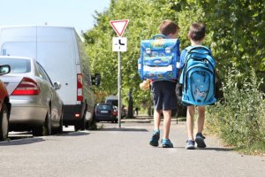 Ratgeber: Haltungsschäden vorbeugen: Warum bereits Kinder mit Rückenproblemen zu