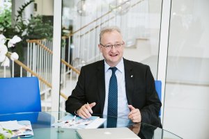 Neue Pflegegesetze schaffen Arbeitsplätze - Branche stößt bei Personalsuche an ihre Grenzen Aktuelles: Neue Pflegegesetze schaffen Arbeitsplätze - Branche stößt an Grenzen