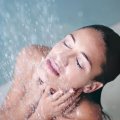 Ratgeber: Weniger ist mehr: Zu häufiges Duschen schadet der Haut