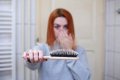 Aktuelles: Haarausfall bei Frauen im Alter: Ursachen und Behandlungsmöglichkeit
